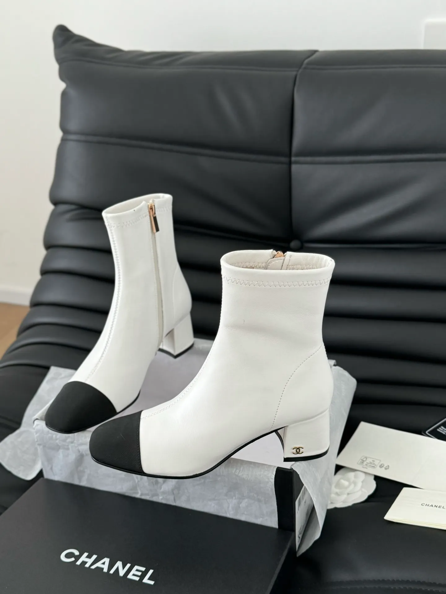 👟👟Ex-factory price 600👟👟 Purchasing-grade Chanel classic new elastic boots series! The leather texture is super good, and the upper is delicate ~ Calfskin upper, sheepskin lining, original outsole! Size:35-39 Other sizes are determined